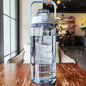 Botella de agua con pajita de plástico