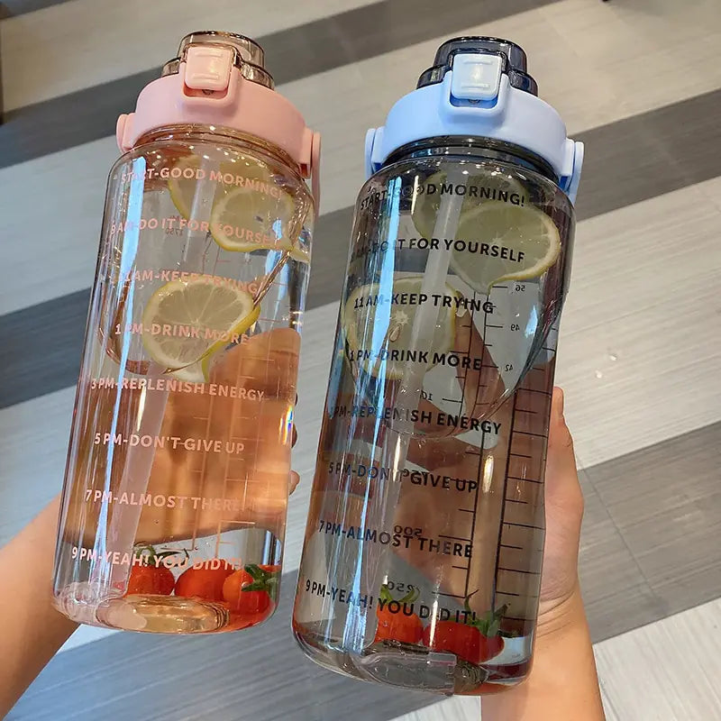Botella de agua con pajita de plástico